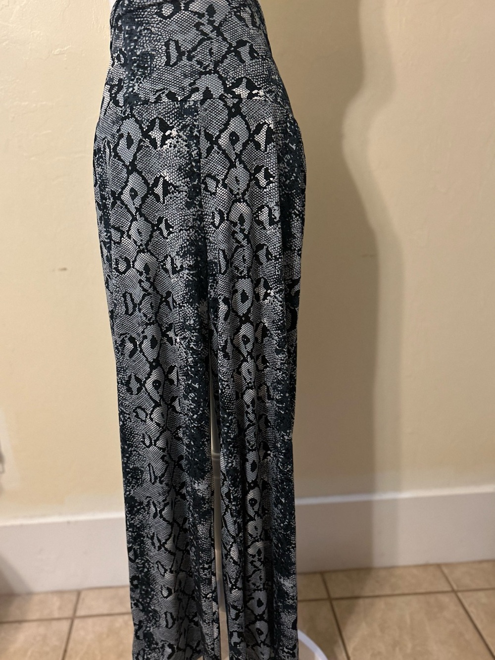 Palazo White Mark Snake-Print Wide Leg Pants in Black & Gray